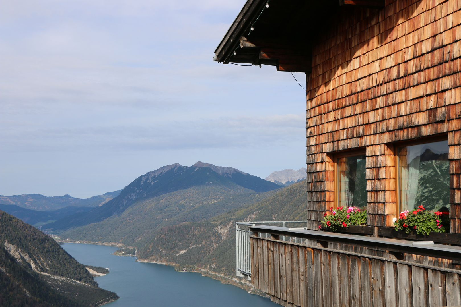 Blick auf Achensee mit Karwendel-Spiegelung im Fenster