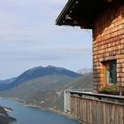 Blick auf Achensee mit Karwendel-Spiegelung im Fenster