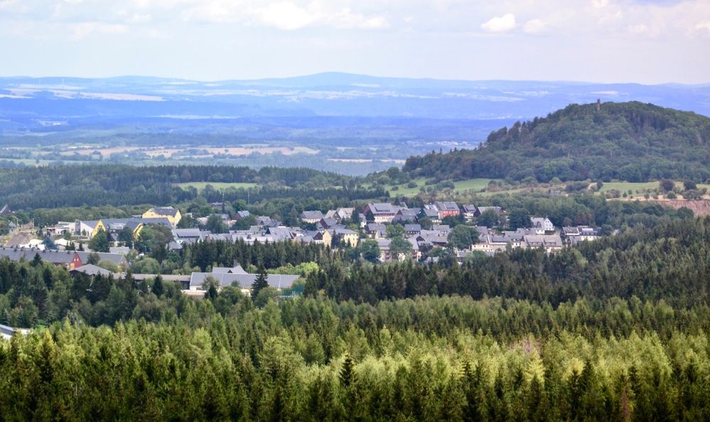 Blick auf Altenberg mit Geisingberg (rechts)…