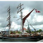 Blick auf altes Segelschiff,alten Pulverturm und alten Kirchturm der Stadt Frederikshavn.