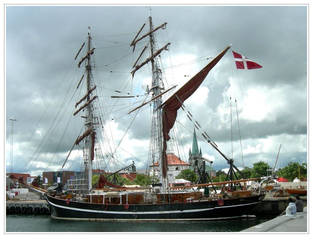 Blick auf altes Segelschiff,alten Pulverturm und alten Kirchturm der Stadt Frederikshavn.