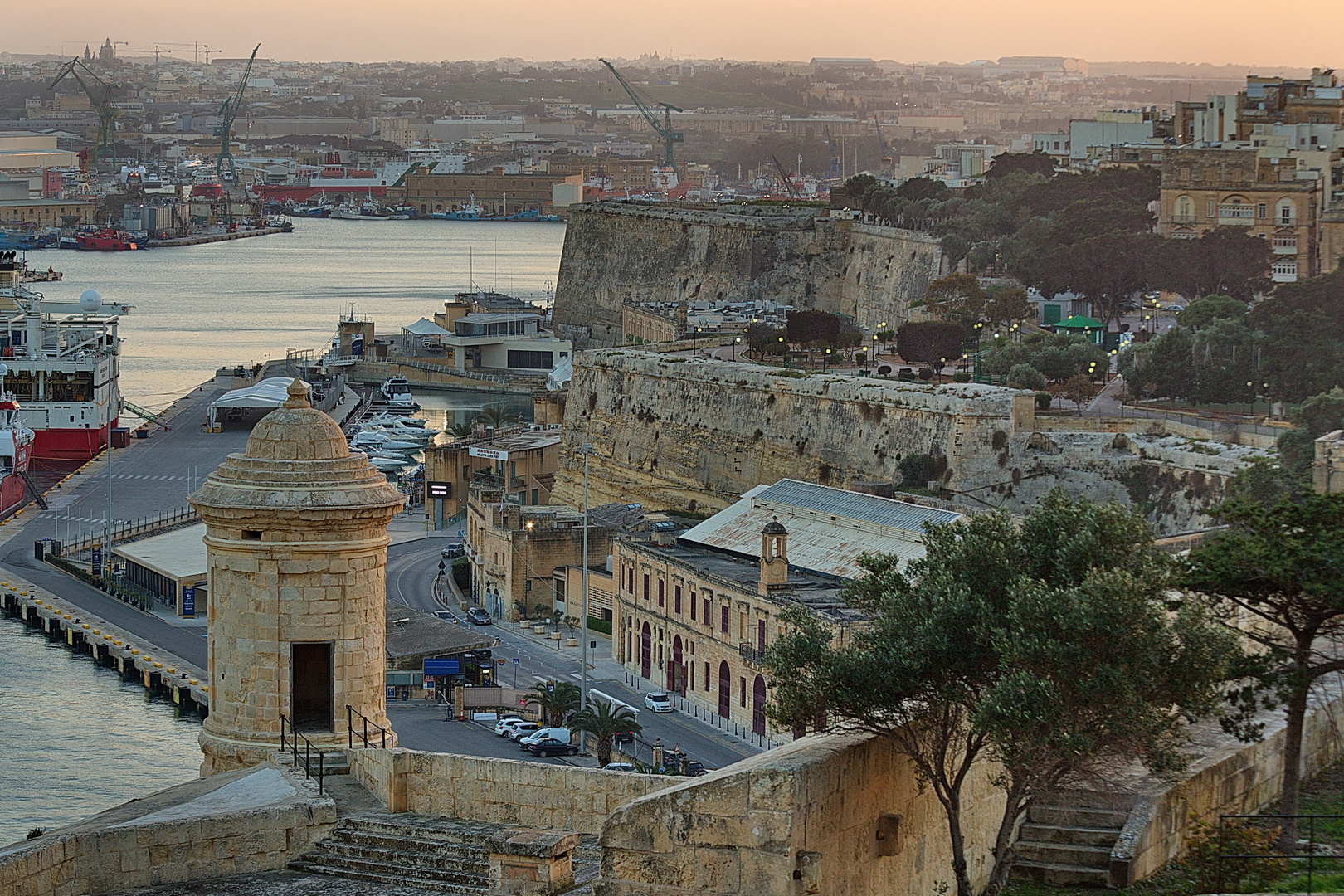 Blick auf Altstadt und Hafen Vallettas