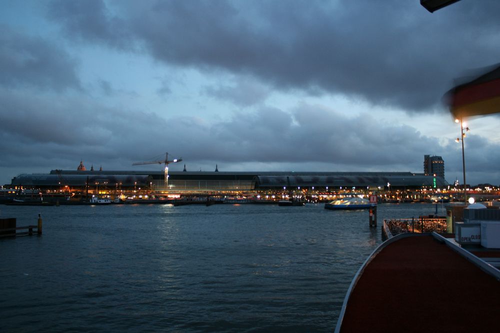 Blick auf Amsterdams Hauptbahnhof