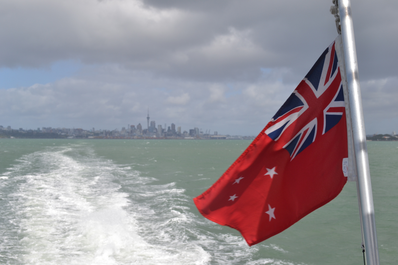 Blick auf Auckland von der Ferry nach Waiheke Island 