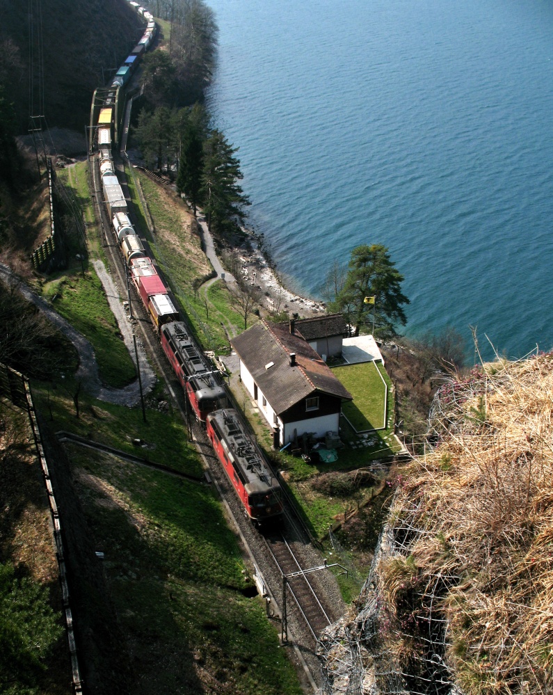 Blick auf Bahn und See