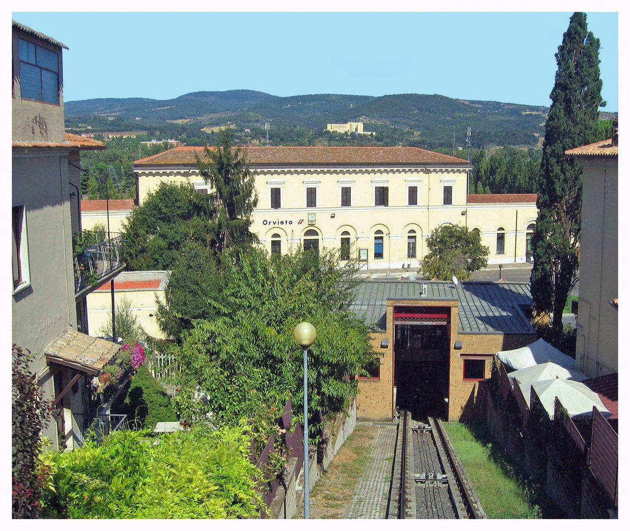 Blick auf Bahnhof und Tunnel