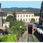 Blick auf Bahnhof und Tunnel