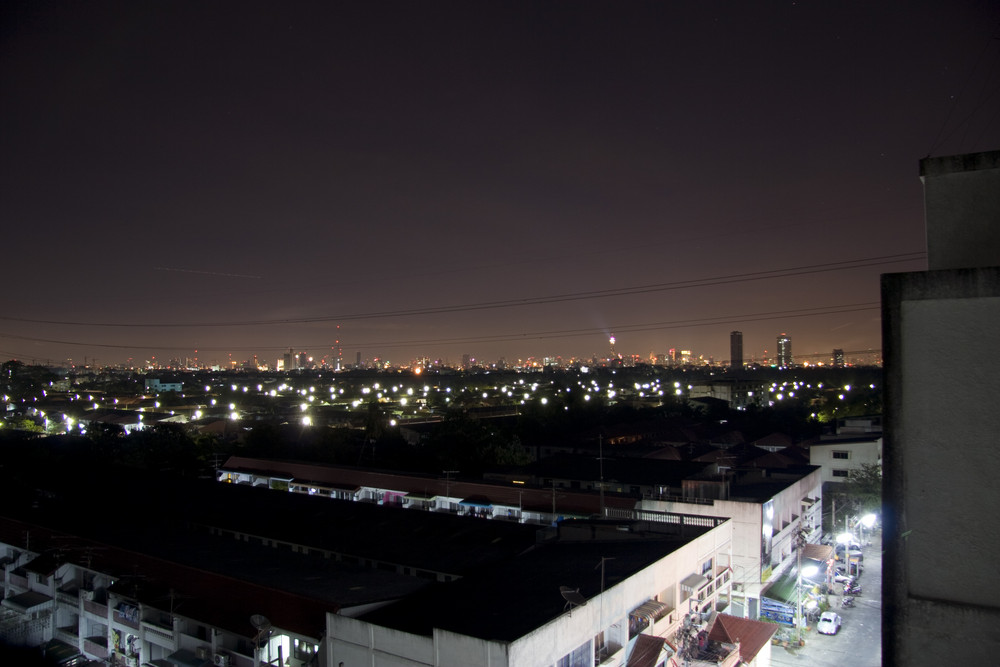 Blick auf Bangkok bei Nacht.