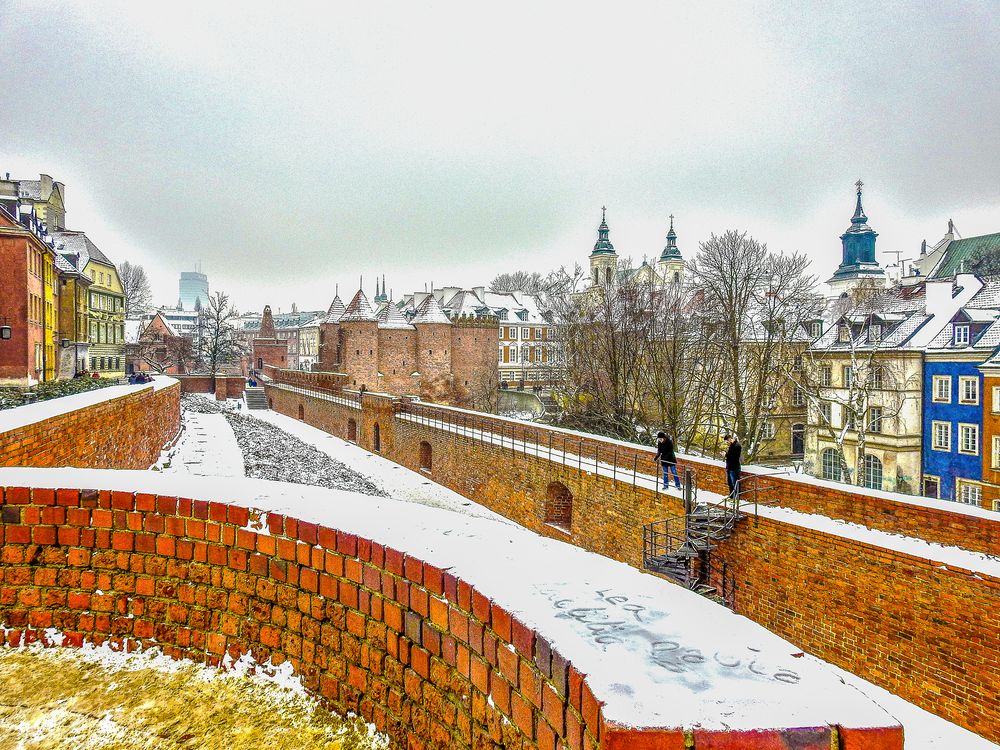 Blick auf Barbakan und Innenstadt