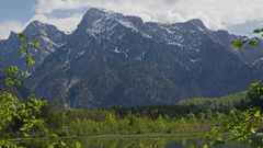 Blick auf Berg über See