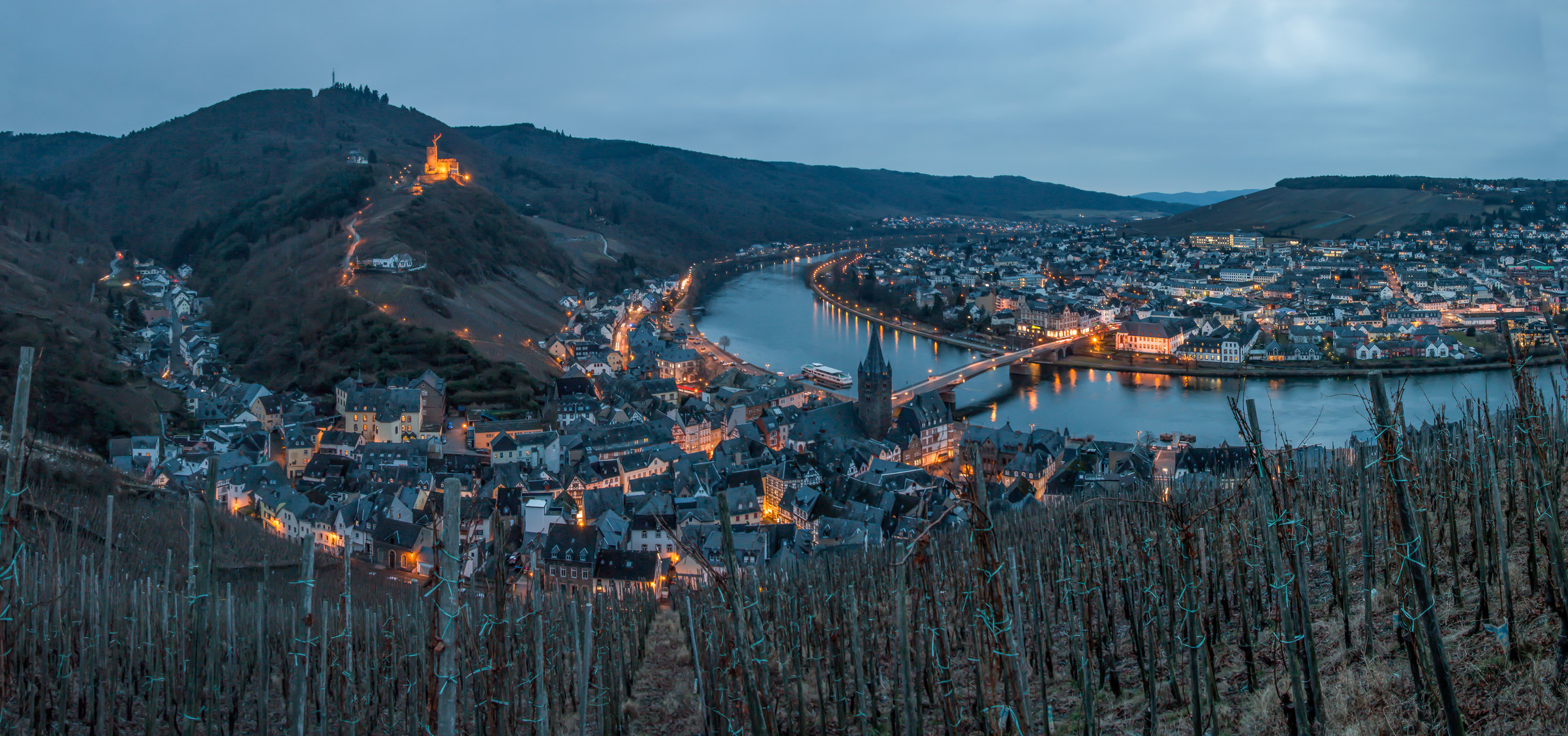 Blick auf Bernkastel in der Abenddämmerung