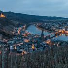 Blick auf Bernkastel in der Abenddämmerung