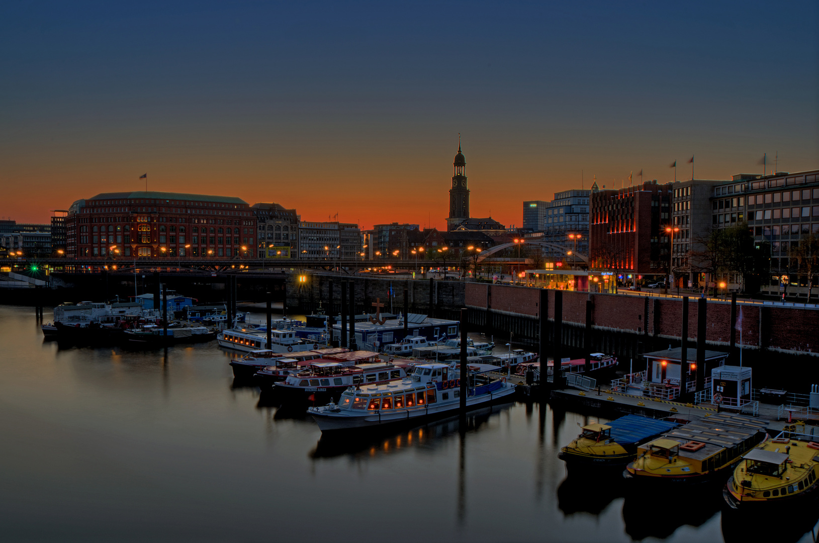 Blick auf Binnenhafen und Michel