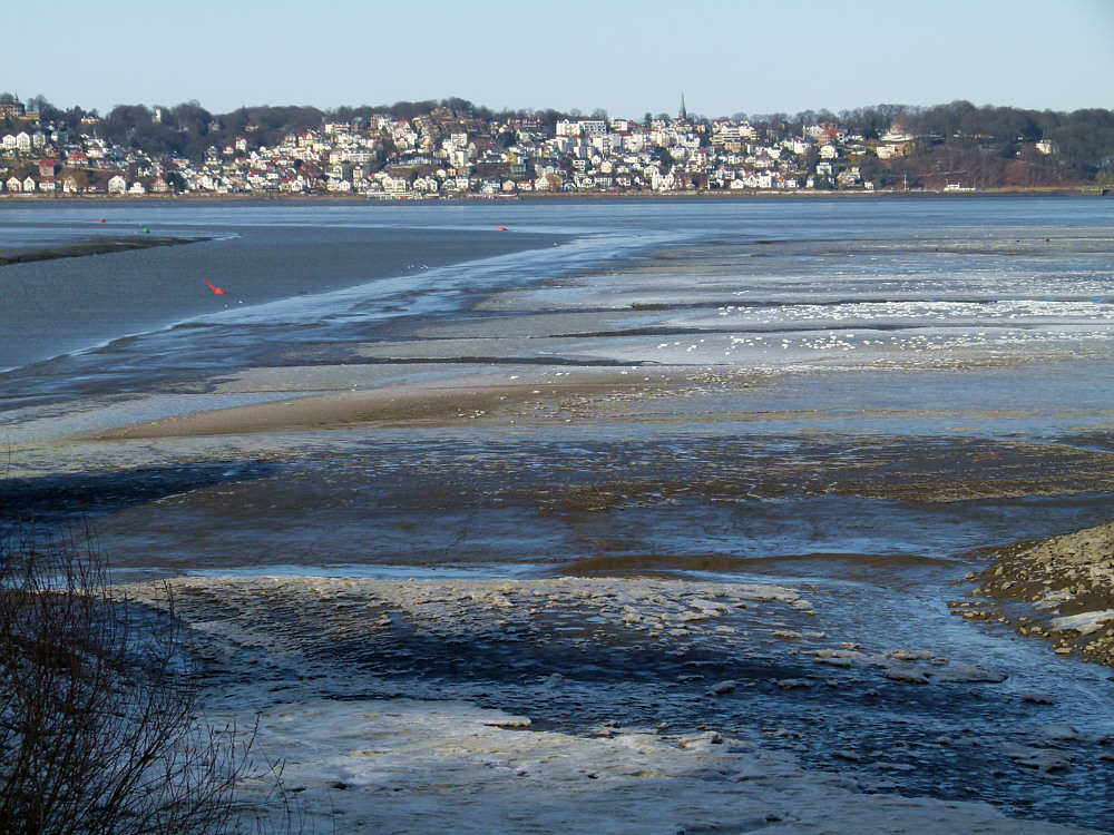 Blick auf Blankenese bei Ebbe