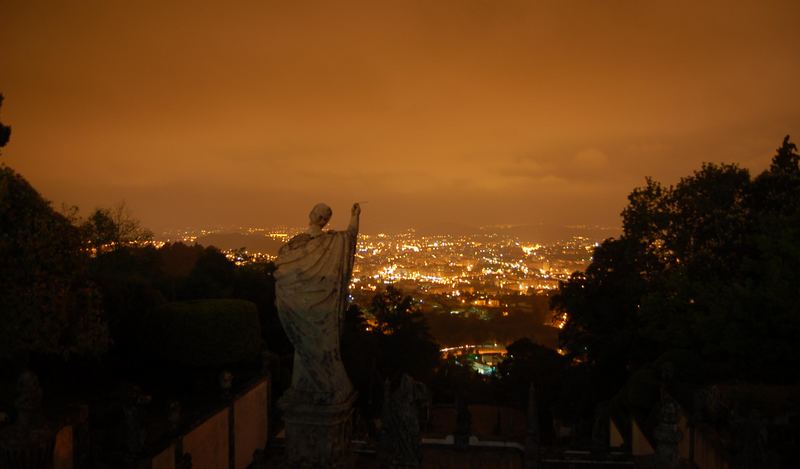 Blick auf Braga bei Nacht