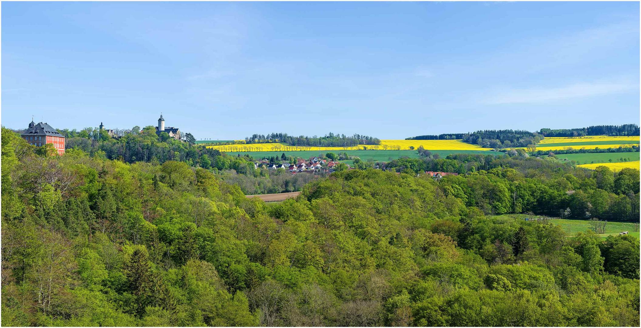 Blick auf Brandenstein und Burg Ranis am Rande der Orlasenke