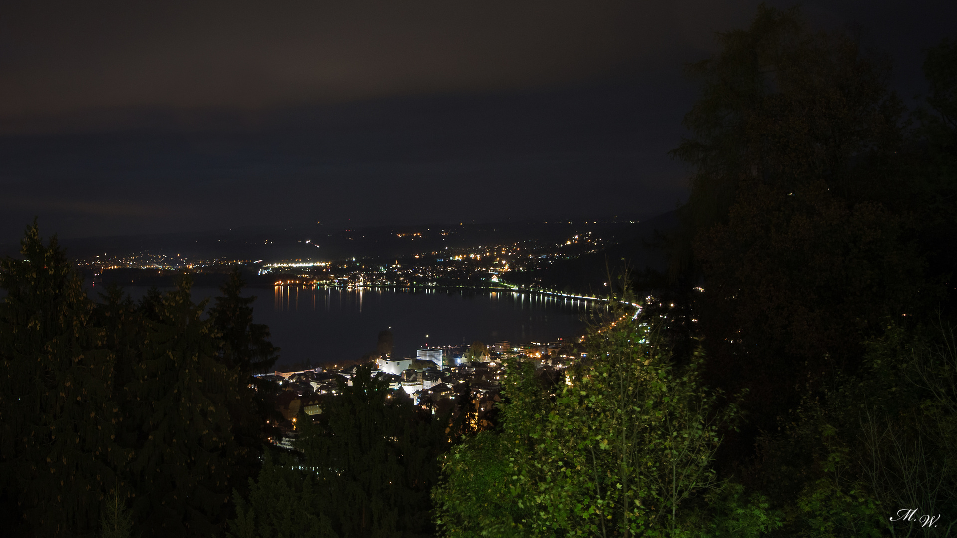 Blick auf Bregenz bei Nacht