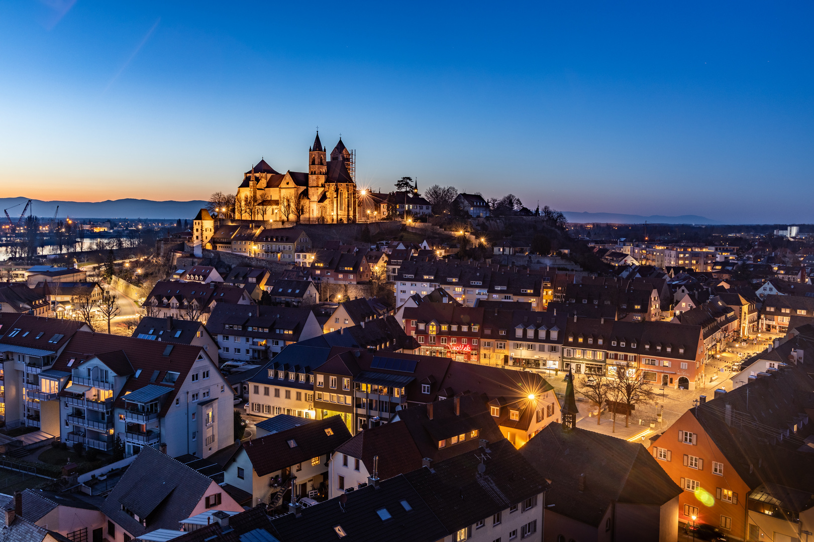 Blick auf Breisach zur Blauen Stunde