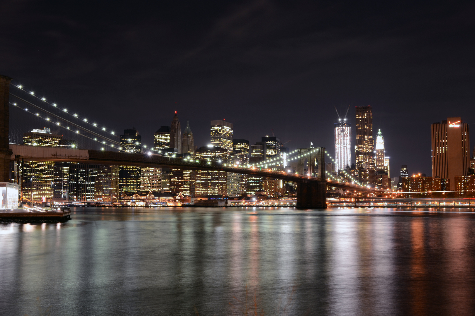 Blick auf Brooklyn Bridge bei Nacht