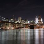 Blick auf Brooklyn Bridge bei Nacht