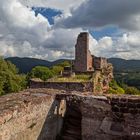 Blick auf Burg Altdahn mit Wasgau Landschaft