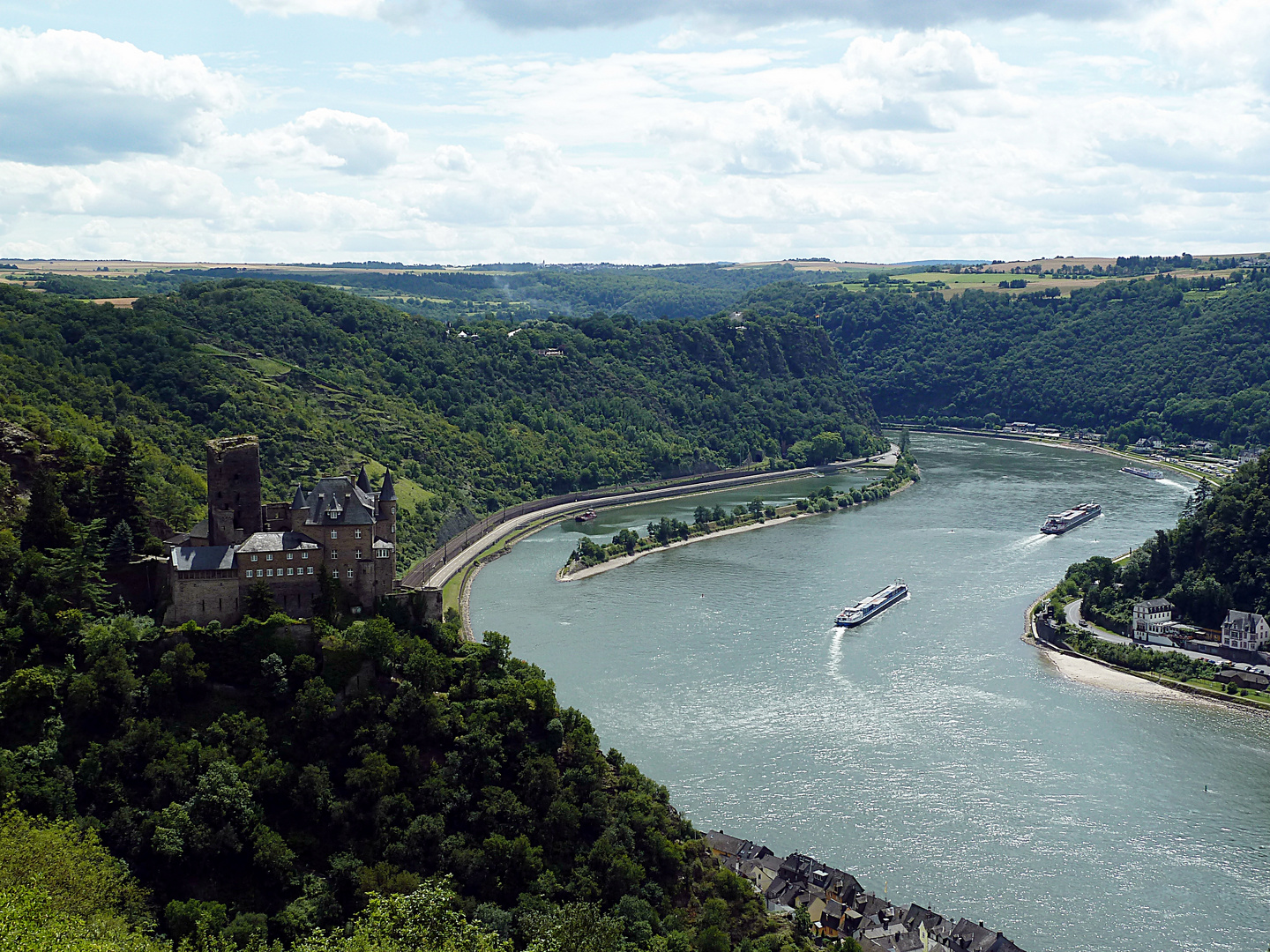 Blick auf Burg Katz und Loreley