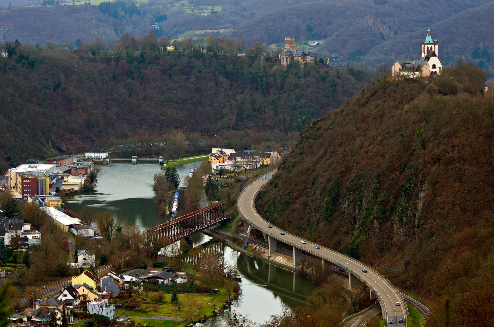 Blick auf Burg Lahneck und den Allerheiligenberg