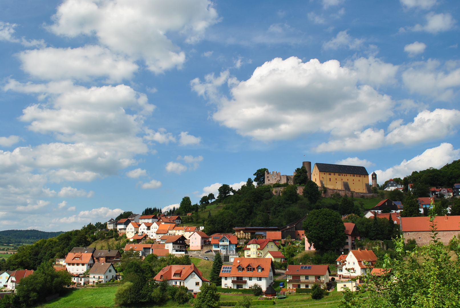 Blick auf Burg Schwarzenfels im Sinntal
