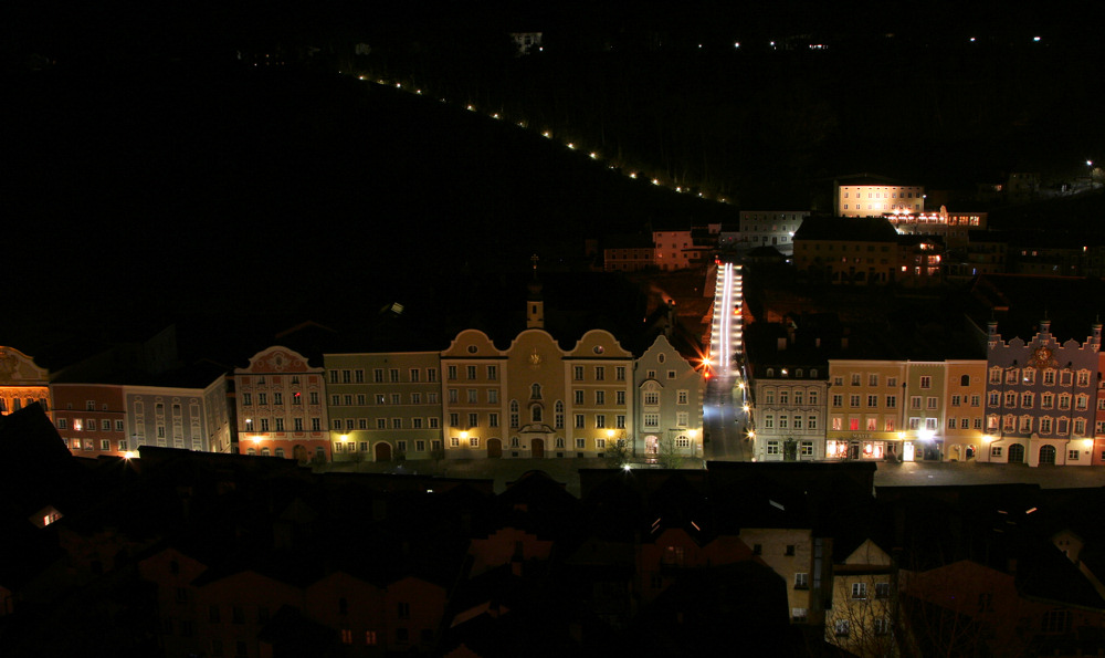 Blick auf Burghausen von der Burg bei Nacht