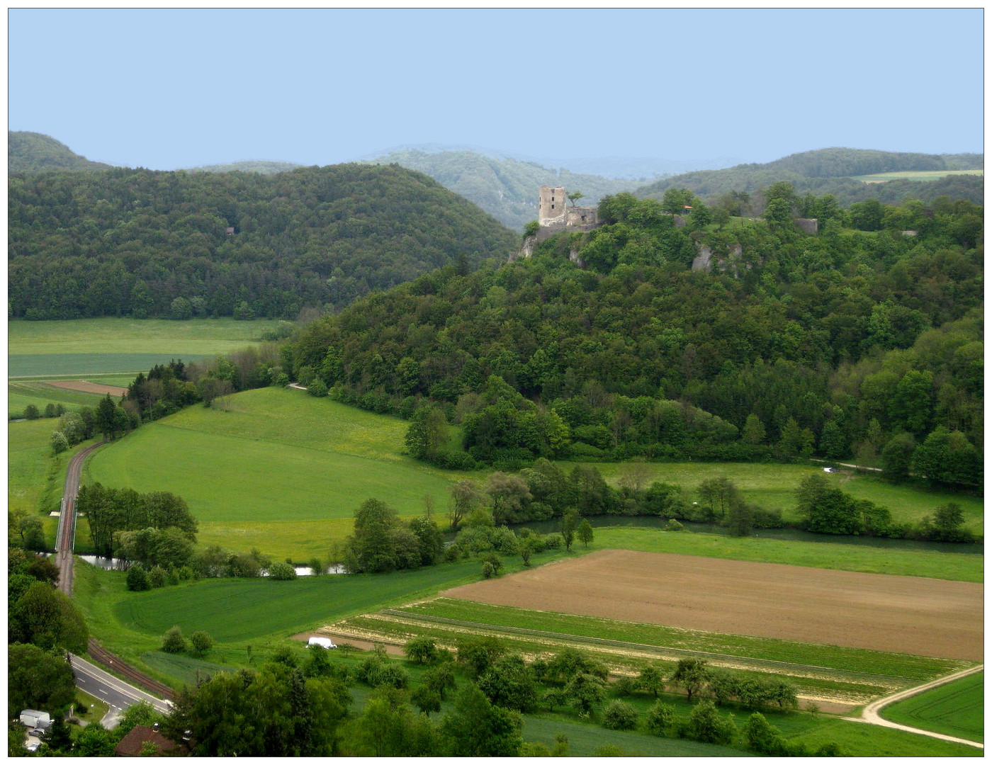  Blick auf Burgruine Neideck