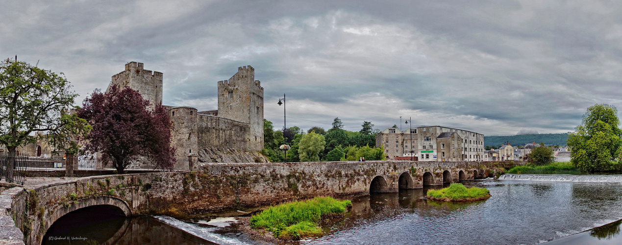 Blick auf Cahir Castle mit dem Fluss Suir