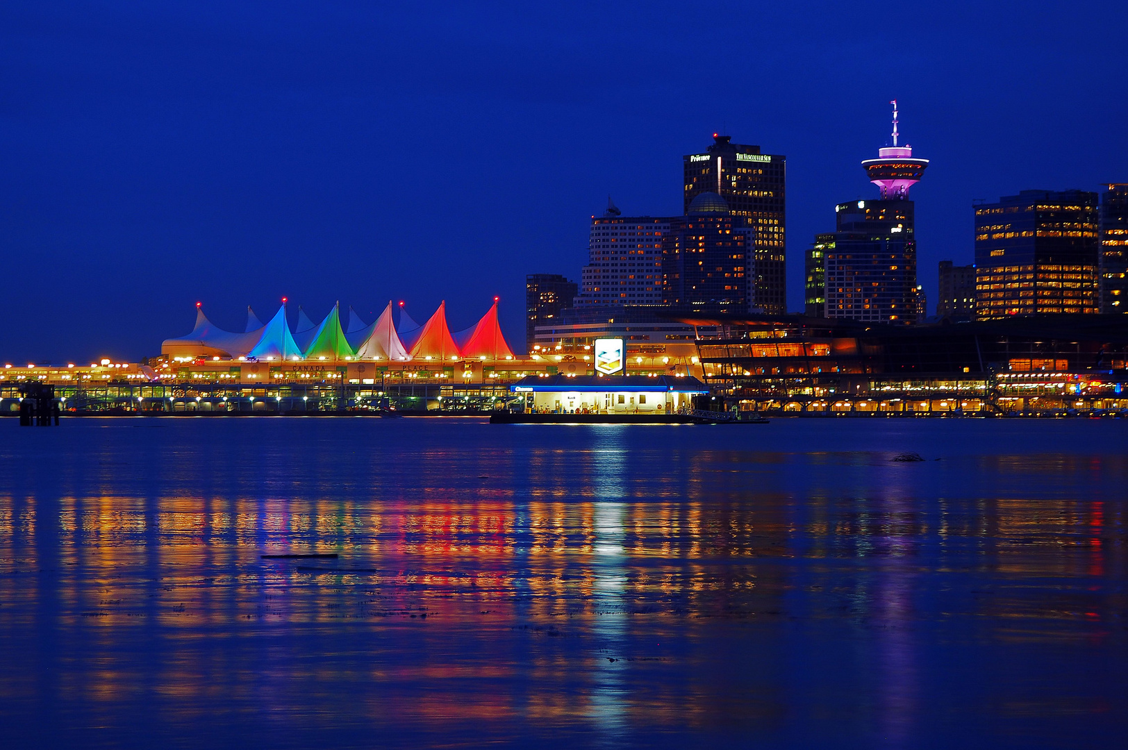 Blick auf Canada Place und Harbour Centre-Hochhaus