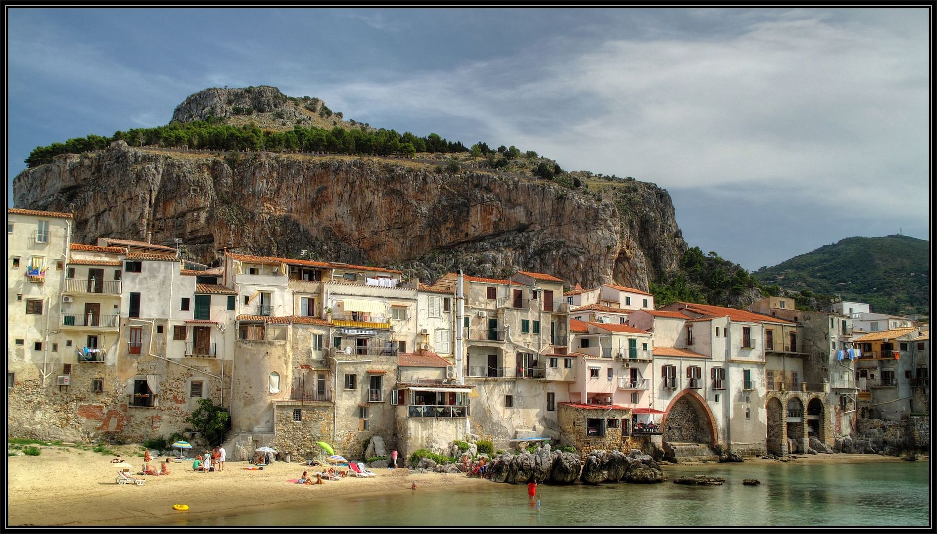 Blick auf Cefalù und den Burgfels Rocca di Cefalù