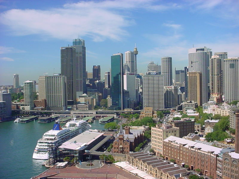 Blick auf Circular Quay mit einem Schiff an der Anlegestelle für Überseeschiffe