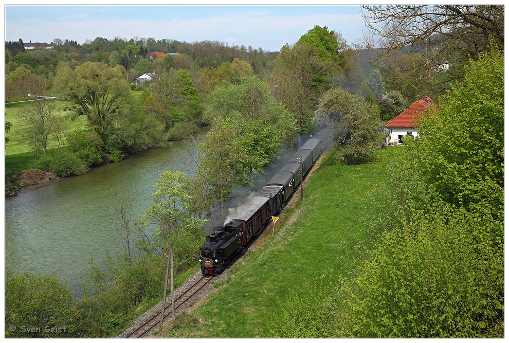 Blick auf dampfgeführten Personenzug entlang der Steyr