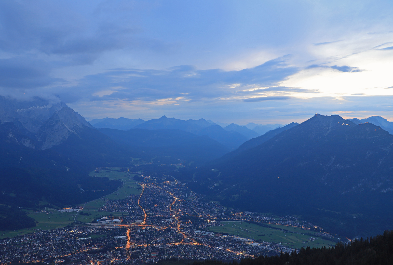 Blick auf das abendliche Garmisch-Partenkirchen