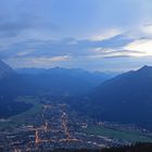 Blick auf das abendliche Garmisch-Partenkirchen