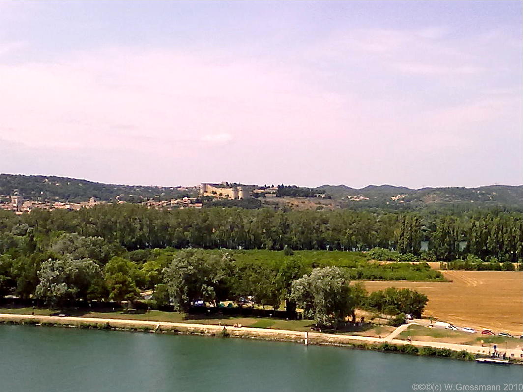 Blick auf das Châteauneuf-du-Pape aus den Jardin-de-Pape in Avignon