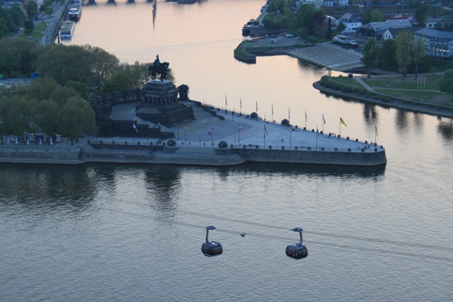 Blick auf das Deutsche Eck mit der Buga Seilbahn