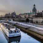 Blick auf das Dresdener Elbufer (Terassenufer) gegen die Morgensonne