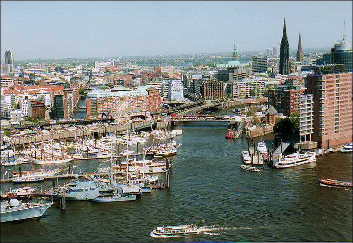 Blick auf das Gewusel im Hafen/ Hamburg  2005