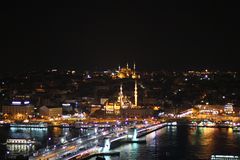 Blick auf das Goldene Horn bei Nacht