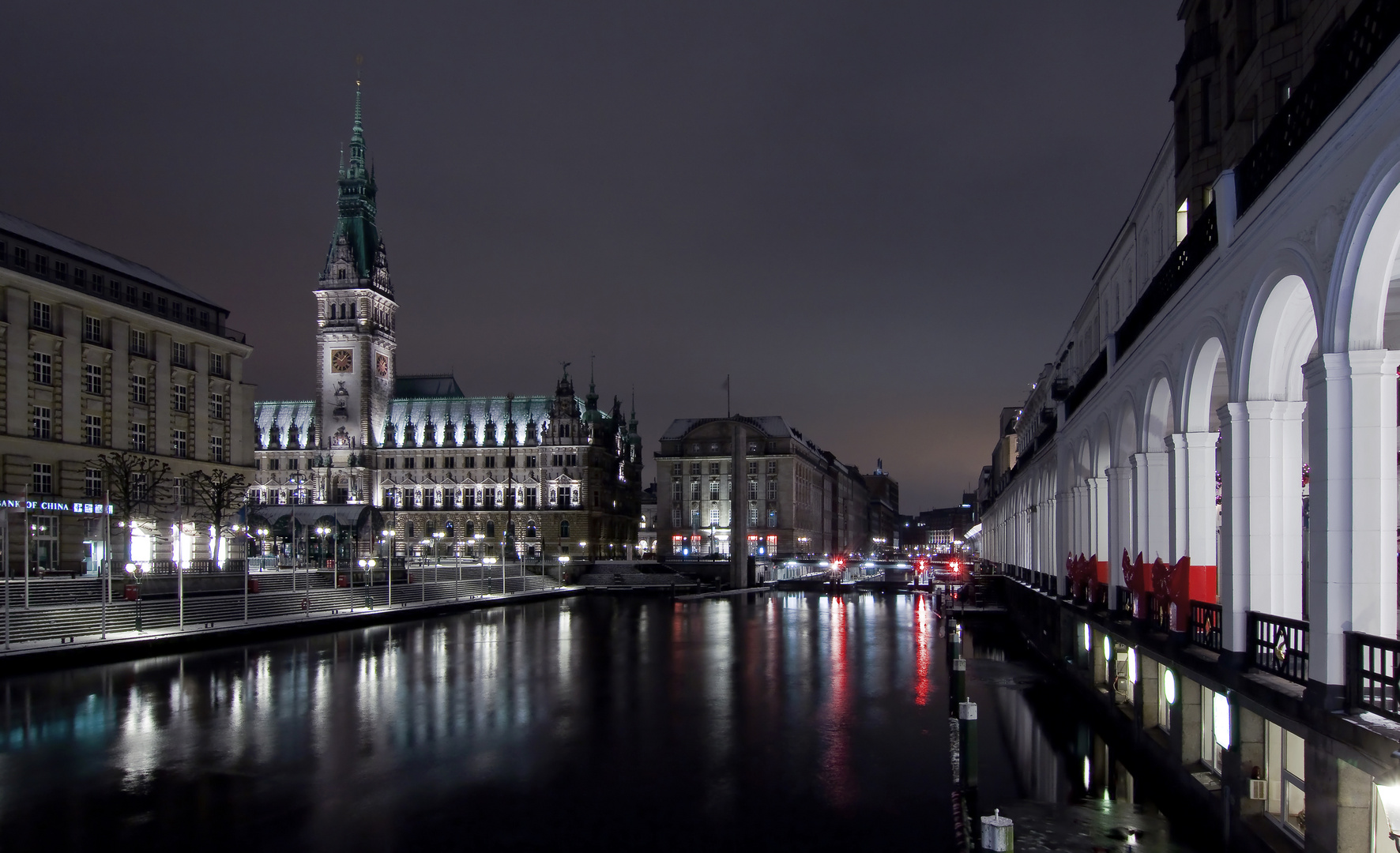 Blick auf das Hamburger Rathaus und die Alsterarkaden