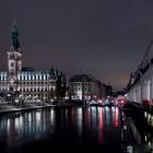 Blick auf das Hamburger Rathaus und die Alsterarkaden