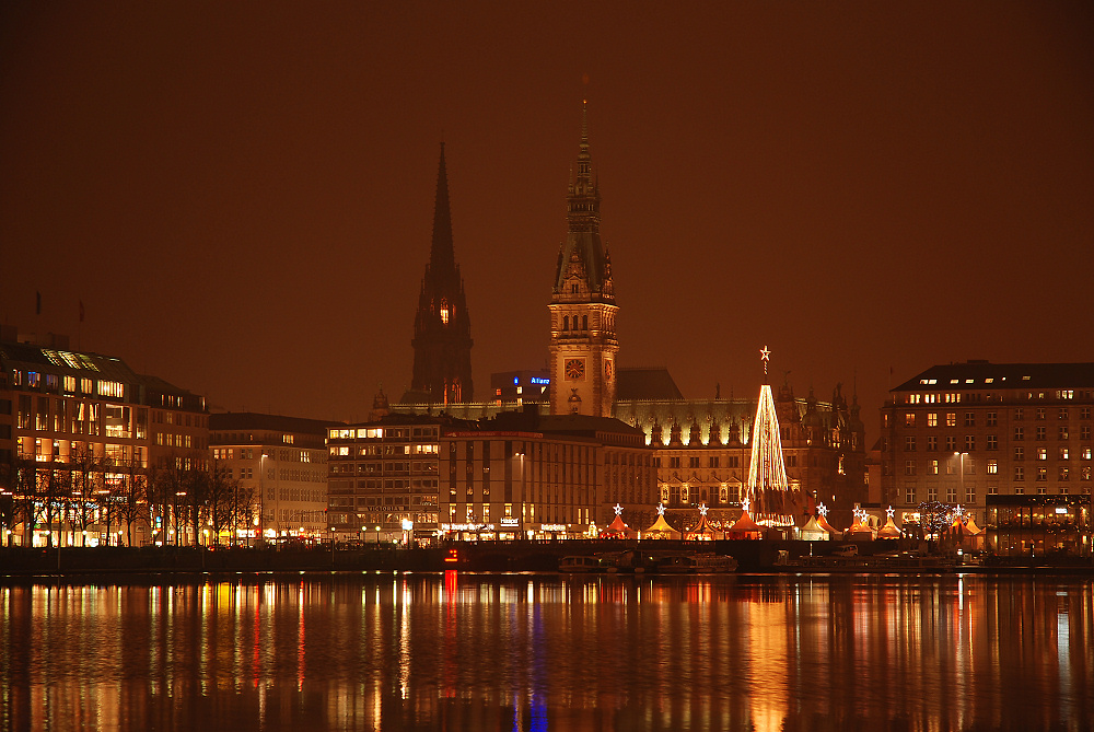 Blick auf das Hamburger Rathaus von der Kennedybrücke 2007