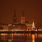 Blick auf das Hamburger Rathaus von der Kennedybrücke 2007