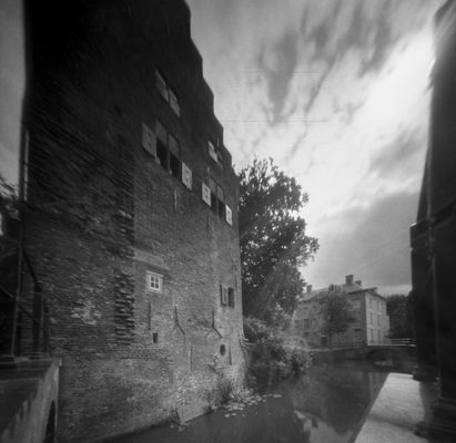 Blick auf das Haus mit den lila Schecks