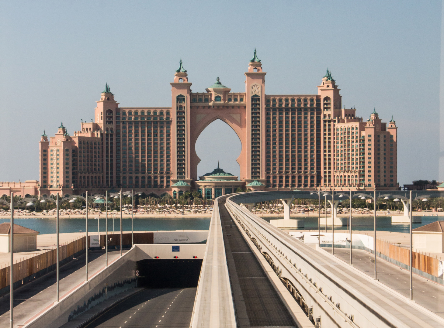 Blick auf das Hotel "Atlantis, The Palm", fotografiert von der 2012 fertiggestellten Metro-Strecke