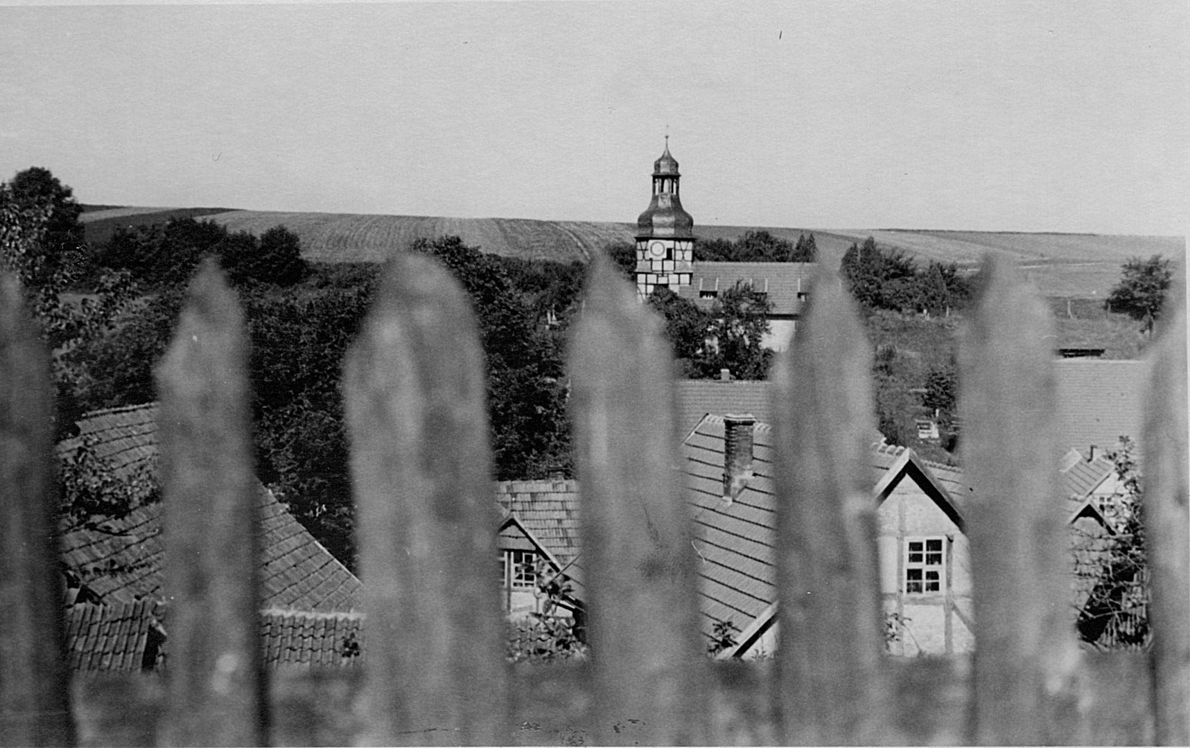 Blick auf das kleine Dorf "Holzthaleben" in Thüringen.