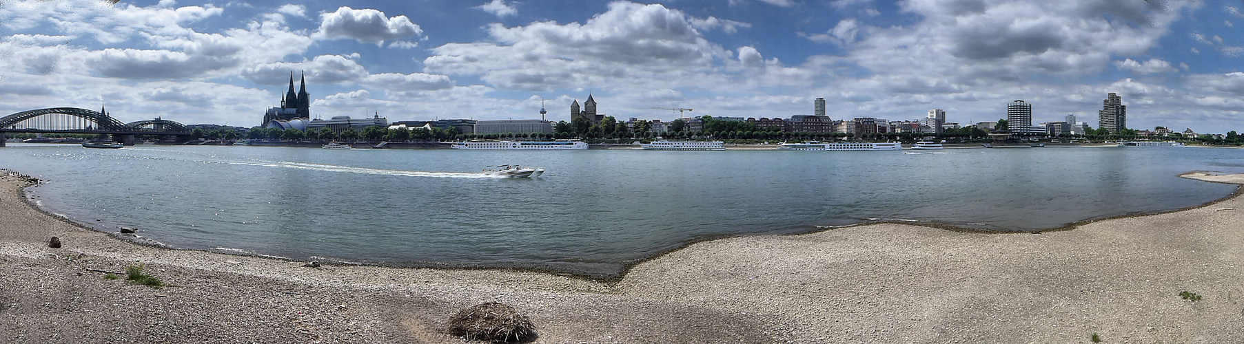 Blick auf das linksrheinische Köln